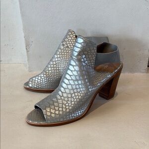 Donald J Pliner Khloe Open Toe Leather Peep-Toe Bootie Silver Size 8M Brand New